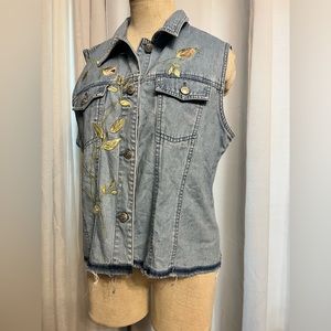 Casey & Max Vintage Women’s Blue Denim Floral Embroidered Accents Vest Top (Med)